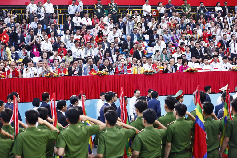 Các đại biểu đến khu vực khán đài chính trên đường Lê Duẩn (Quận 1) và nhanh chóng ổn định vị trí.