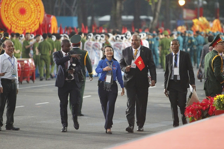 Các đại biểu khách mời quốc tế đến dự buổi lễ (Ảnh: TTXVN)