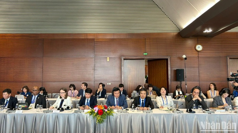 Các đại biểu thảo luận tại Phiên thảo luận cấp cao Hội nghị Thượng đỉnh Diễn đàn Đối tác vì tăng trưởng xanh và mục tiêu toàn cầu 2030 (P4G). Các đại biểu thảo luận tại Phiên thảo luận cấp cao Hội nghị Thượng đỉnh Diễn đàn Đối tác vì tăng trưởng xanh và mục tiêu toàn cầu 2030 (P4G).