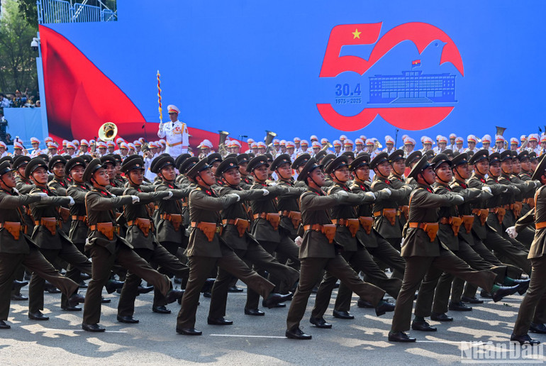 Khối sĩ quan đại diện 5 cánh quân.