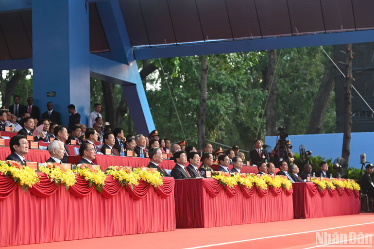 Cùng dự lễ có khoảng 20 đoàn khách quốc tế, bao gồm 3 đoàn cấp cao, 4 đoàn cấp bộ trưởng trở lên, hơn 15 chính đảng ở các châu lục khác nhau; đại diện của hơn 20 địa phương kết nghĩa với Thành phố Hồ Chí Minh và rất nhiều cá nhân nước ngoài có đóng góp cho phong trào phản chiến, chống chiến tranh xâm lược Việt Nam. (Ảnh: DUY LINH)