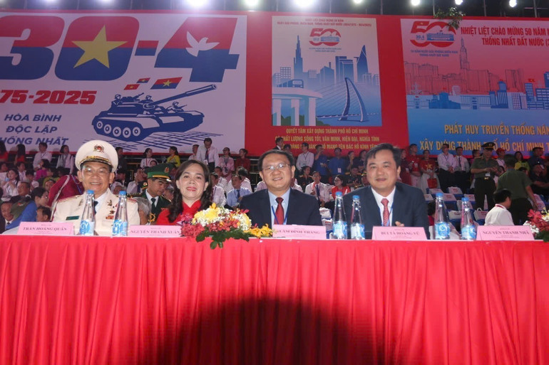 Các đại biểu có mặt từ sớm để ổn định vị trí tại khu vực chính tổ chức buổi lễ trên đường Lê Duẩn (Ảnh TTXVN)