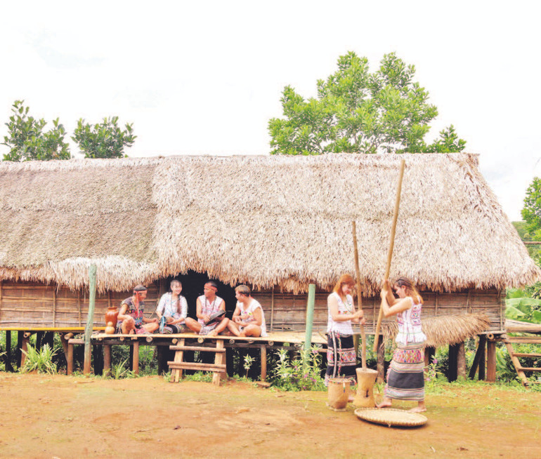 Không gian sinh hoạt trước nhà dài truyền thống người Mạ.