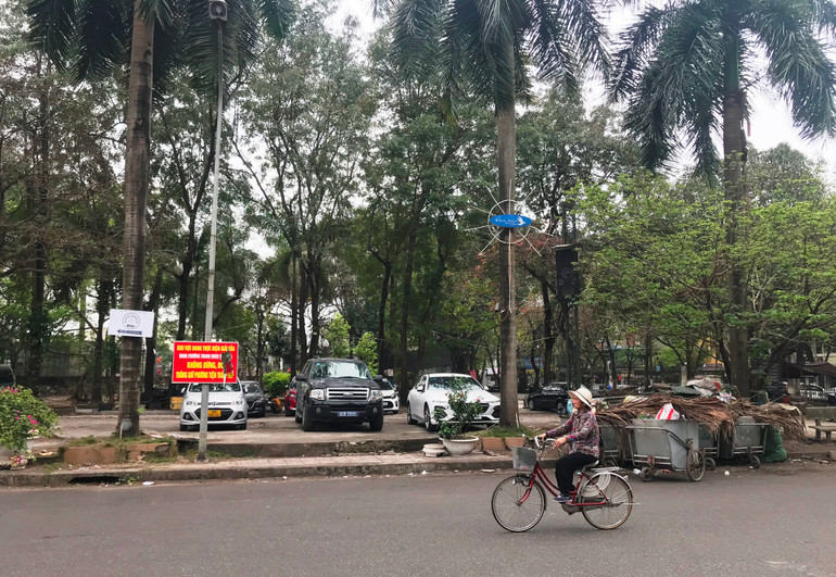 Khung cảnh hoang tàn, nhếch nhác trong Công viên Tuổi trẻ Thủ đô (Hà Nội).