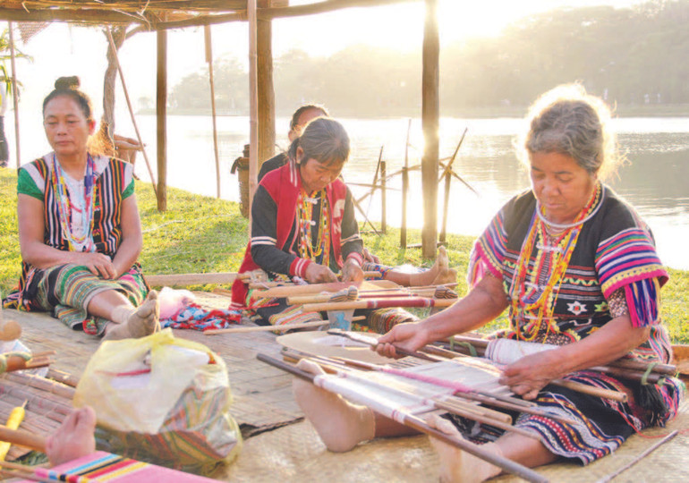 Sắc màu thổ cẩm nam Tây Nguyên.