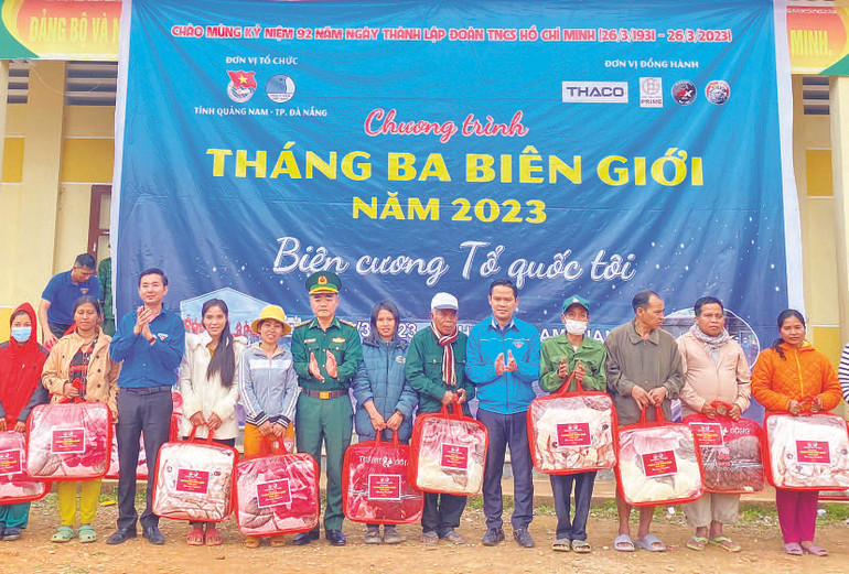 Tặng quà cho người dân có hoàn cảnh khó khăn. (Ảnh: THANH TÂM)