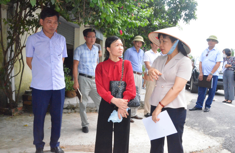 Đoàn đại biểu Quốc hội tỉnh Quảng Ninh và HĐND thành phố Hạ Long trực tiếp giải quyết những kiến nghị của người dân phường Bãi Cháy bị ảnh hưởng của dự án. (Ảnh QUANG THỌ)