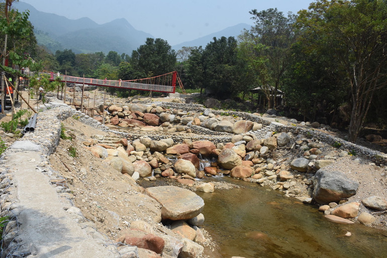 Bức tử suối Lương làm du lịch sinh thái gây hệ lụy lớn.