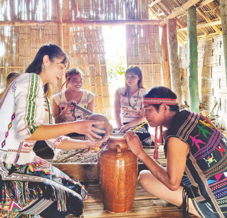 Rượu cần luôn hiện diện trong đời sống của các tộc người thiểu số Tây Nguyên.