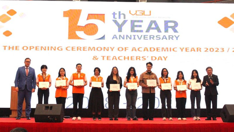 Trao học bổng cho sinh viên.