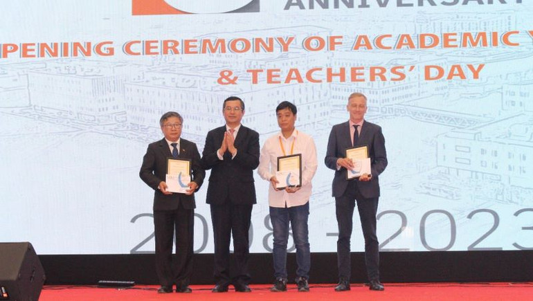 Thứ trưởng Giáo dục và Đào tạo Nguyễn Văn Phúc (thứ hai từ trái sang) trao giải thưởng cho cán bộ, nhân viên xuất sắc của trường trong năm học 2022-2023.