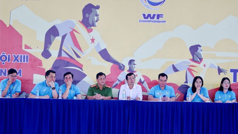 Các đại biểu dự khai mạc vòng chung kết Giải vô địch bóng đá công nhân toàn quốc 2023.