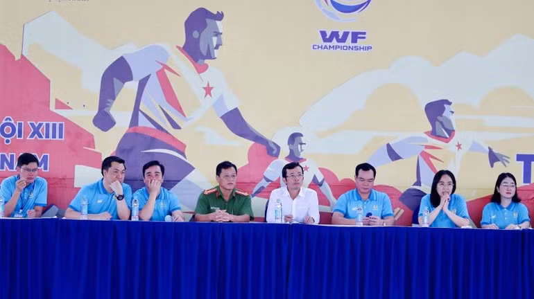 Các đại biểu dự khai mạc vòng chung kết Giải vô địch bóng đá công nhân toàn quốc 2023.