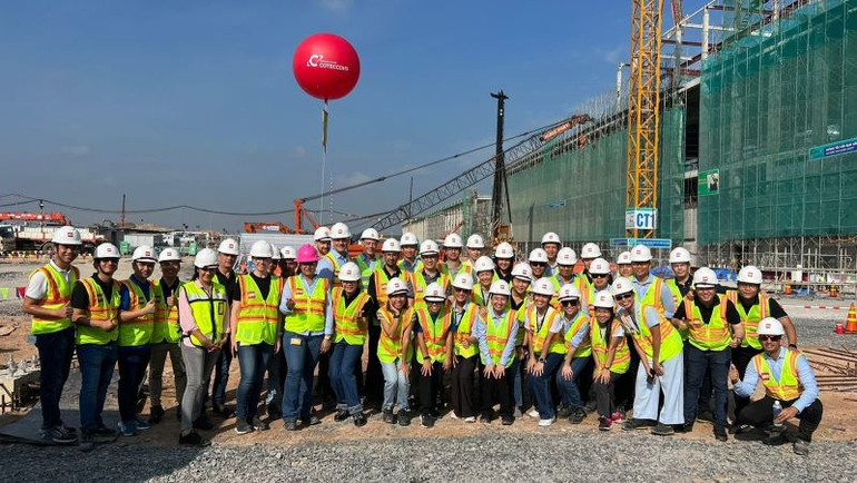 Nhân viên Công ty TNHH LEGO Manufacturing Việt Nam chụp hình lưu niệm tại công trường. Nhân viên Công ty TNHH LEGO Manufacturing Việt Nam chụp hình lưu niệm tại công trường.