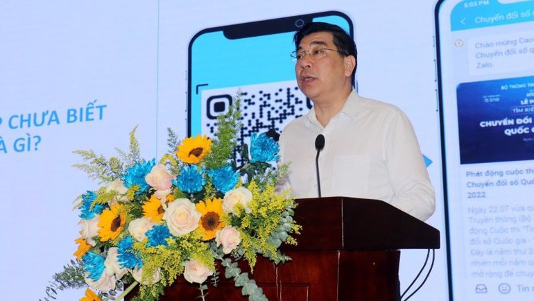 Phó Giáo sư, Tiến sĩ Trần Minh Tuấn, Vụ trưởng Kinh tế số, Xã hội số (Bộ Thông tin và Truyền thông) phát biểu ý kiến tại hội nghị.