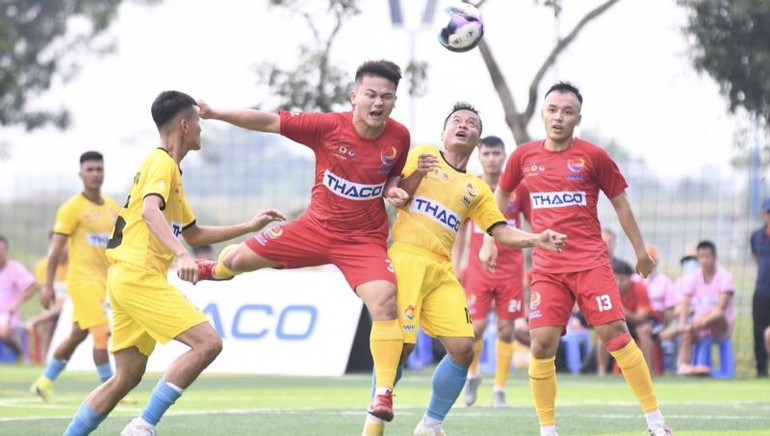 Các đội bóng thi đấu sôi nổi ngay sau lễ khai mạc.