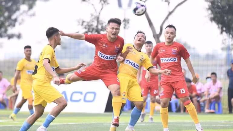 Các đội bóng thi đấu sôi nổi ngay sau lễ khai mạc.