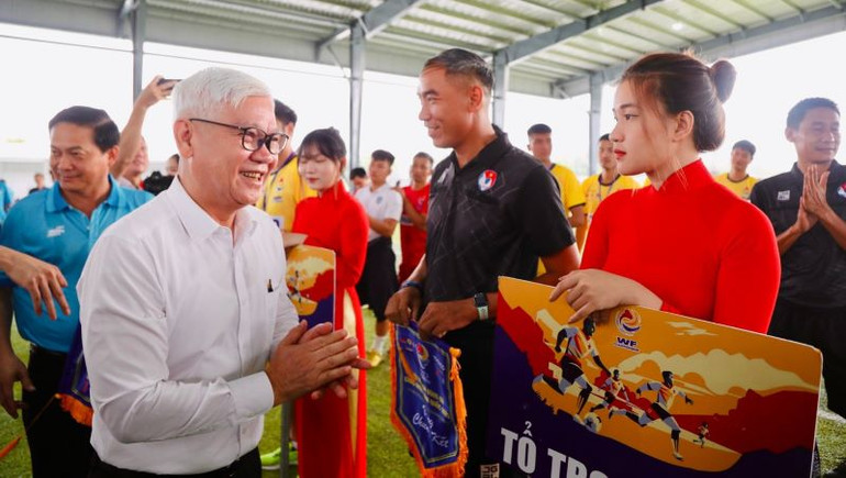 Bí thư Tỉnh ủy Bình Dương Nguyễn Văn Lợi trao cờ và động viên tổ trọng tài.