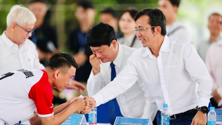 Đại diện Ban tổ chức động viên cầu thủ.