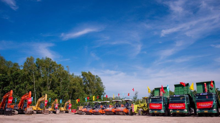 Các phương tiện thi công dự án.