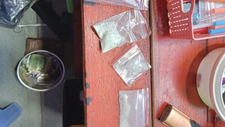 Ma túy và nhiều tang vật, dụng cụ sử dụng ma túy tại chỗ ở của đối tượng Lê Hoàng Chiến.