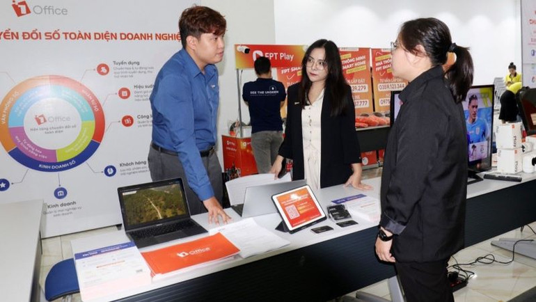 Các doanh nghiệp giới thiệu nền tảng chuyển đổi số.