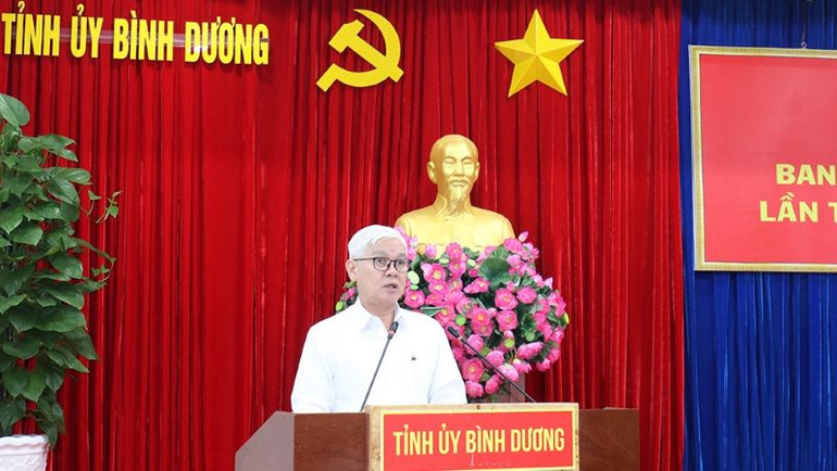 Đồng chí Nguyễn Văn Lợi, Ủy viên Trung ương Đảng, Bí thư Tỉnh ủy Bình Dương phát biểu ý kiến tại hội nghị.