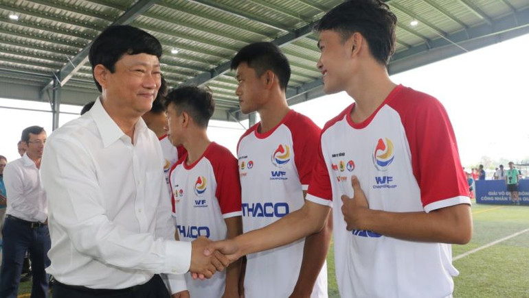 Chủ tịch Ủy ban nhân dân tỉnh Bình Dương Võ Văn Minh chúc mừng các đội bóng vào vòng chung kết.