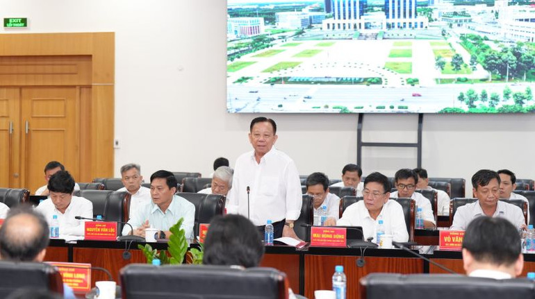 Các đại biểu phát biểu ý kiến tại buổi làm việc.