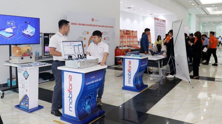 Mobifone Bình Dương công bố trao tặng gói hỗ trợ miễn phí giải pháp chuyển đổi số.