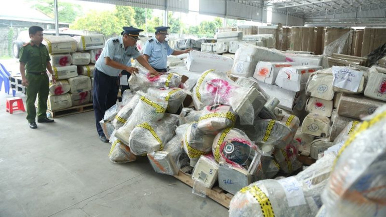 Đoàn kiểm tra liên ngành kiểm đếm số lượng hàng điện tử không rõ nguồn gốc, xuất xứ.