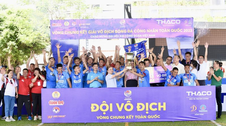 Đồng chí Phạm Tất Thắng, Ủy viên Trung ương Đảng, Phó Trưởng Ban Thường trực Ban Dân vận Trung ương trao Cúp cho đội Công đoàn Hải Phòng vô địch vòng chung kết Giải vô địch bóng đá công nhân toàn quốc năm 2023. Đồng chí Phạm Tất Thắng, Ủy viên Trung ương Đảng, Phó Trưởng Ban Thường trực Ban Dân vận Trung ương trao Cúp cho đội Công đoàn Hải Phòng vô địch vòng chung kết Giải vô địch bóng đá công nhân toàn quốc năm 2023.