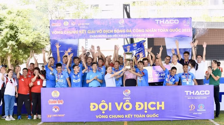 Đồng chí Phạm Tất Thắng, Ủy viên Trung ương Đảng, Phó Trưởng Ban Thường trực Ban Dân vận Trung ương trao Cúp cho đội Công đoàn Hải Phòng vô địch vòng chung kết Giải vô địch bóng đá công nhân toàn quốc năm 2023.