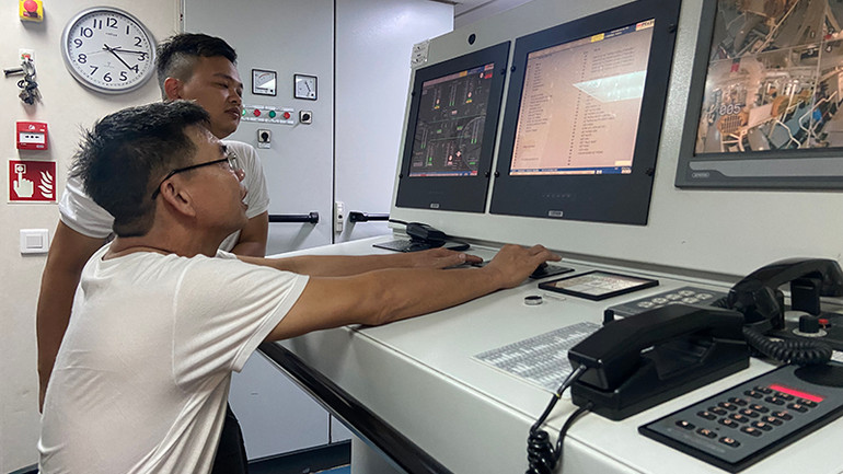 Kíp trực KN390 trong hầm máy đang theo dõi các thiết bị điện tử tối tân trong quá trình vận hành tàu. Kíp trực KN390 trong hầm máy đang theo dõi các thiết bị điện tử tối tân trong quá trình vận hành tàu.
