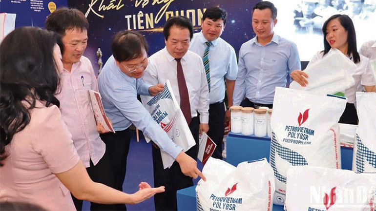 Các đại biểu tham quan, tìm hiểu các sản phẩm của Nhà máy lọc dầu Dung Quất.