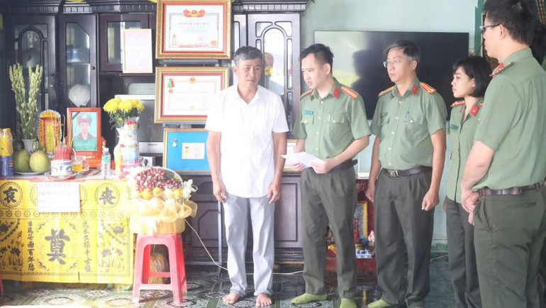 Đoàn ân cần thăm hỏi và tặng quà cho gia đình liệt sĩ.