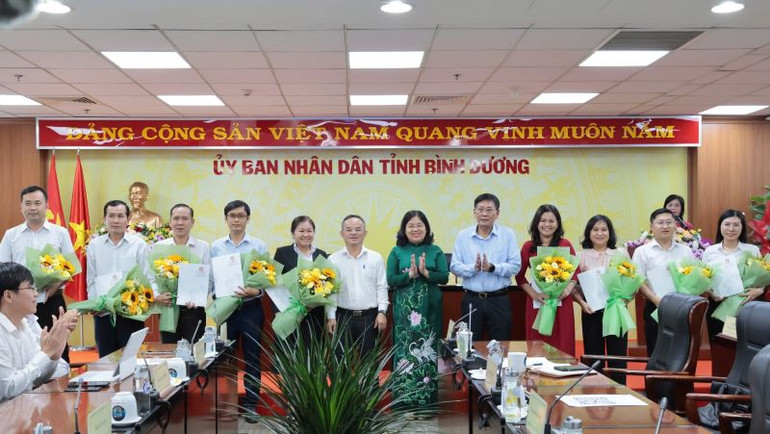 Lãnh đạo tỉnh Bình Dương tặng hoa chúc mừng cán bộ, công chức phục vụ tại Trung tâm Hành chính công một cấp tỉnh Bình Dương.