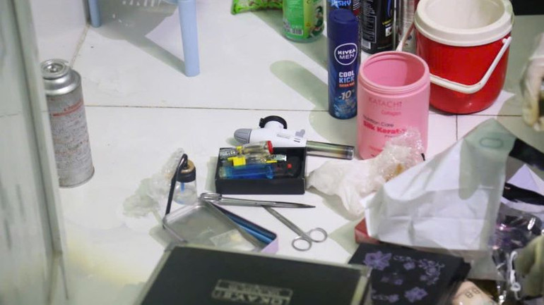 Tang vật ma túy và các dụng cụ để sử dụng ma túy trong vụ án.