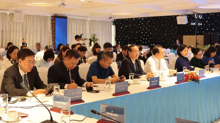 Lãnh đạo tỉnh và lãnh đạo các sở, ngành tỉnh Bình Dương. Lãnh đạo tỉnh và lãnh đạo các sở, ngành tỉnh Bình Dương.