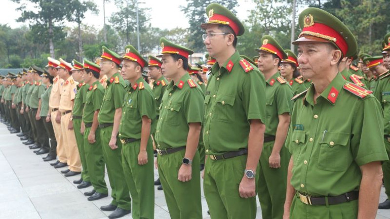 Cán bộ ,chiến sĩ lực lượng Công an tỉnh Bình Dương tại buổi ra quân thực hiện cao điểm phòng chống tội phạm. Cán bộ ,chiến sĩ lực lượng Công an tỉnh Bình Dương tại buổi ra quân thực hiện cao điểm phòng chống tội phạm.