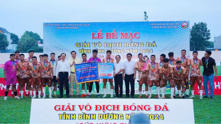 Đại diện Ban tổ chức trao giải Nhì cho Đội bóng đá huyện Dầu Tiếng.