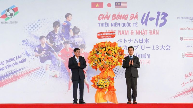 Phó Chủ tịch Thường trực Ủy ban nhân dân tỉnh Bình Dương Mai Hùng Dũng trao tặng hoa chúc mừng Ban tổ chức giải. Phó Chủ tịch Thường trực Ủy ban nhân dân tỉnh Bình Dương Mai Hùng Dũng trao tặng hoa chúc mừng Ban tổ chức giải.