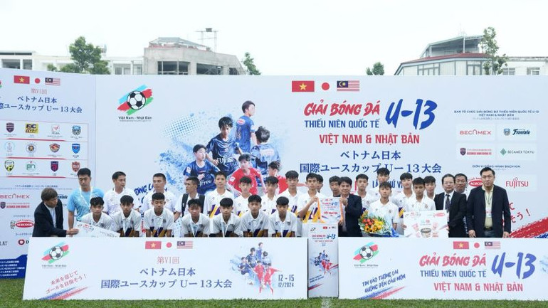 Đại diện Ban tổ chức và các đại biểu trao hạng Ba cho đội U13 Hà Nội. Đại diện Ban tổ chức và các đại biểu trao hạng Ba cho đội U13 Hà Nội.