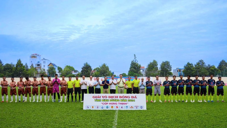 Các đại biểu chụp hình lưu niệm với 2 đội bóng tranh trận chung kết giải.