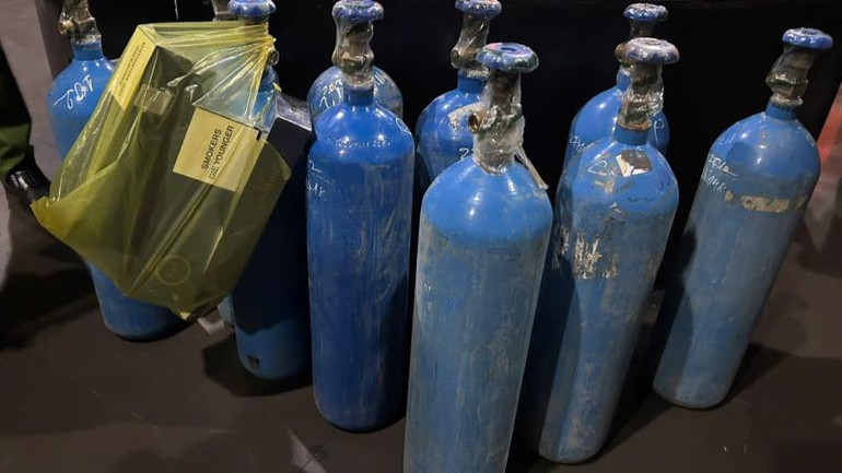 “Khí bóng cười” N2O phát hiện tại quán bar TH CLUB. “Khí bóng cười” N2O phát hiện tại quán bar TH CLUB.