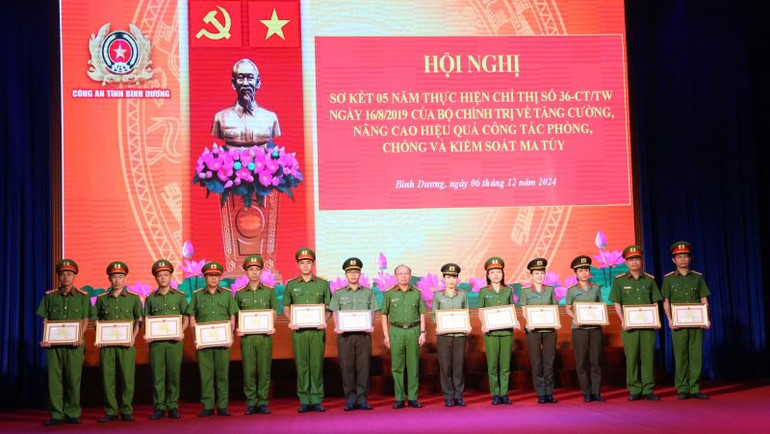 Đại tá Trần Văn Chính, Phó Giám đốc Công an tỉnh Bình Dương biểu dương và khen thưởng các tập thể, cá nhân có thành tích xuất sắc trong thực hiện Chỉ thị 36-CT/TW của Bộ Chính trị.