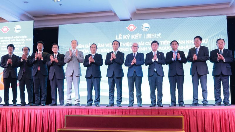 Lãnh đạo tỉnh Bình Dương và lãnh đạo tỉnh Yamaguchi chụp hình lưu niệm tại chương trình. Lãnh đạo tỉnh Bình Dương và lãnh đạo tỉnh Yamaguchi chụp hình lưu niệm tại chương trình.