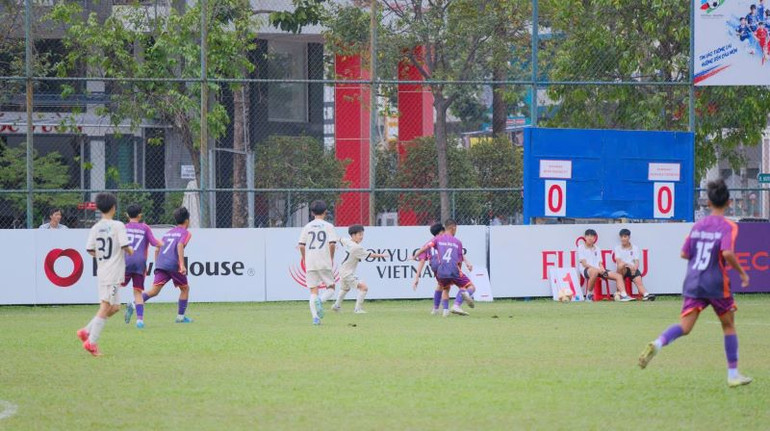 Hai đội U13 Becamex Bình Dương và U13 Kawasaki Frontale thi đấu sôi nổi ngay sau Lễ khai mạc giải. Hai đội U13 Becamex Bình Dương và U13 Kawasaki Frontale thi đấu sôi nổi ngay sau Lễ khai mạc giải.