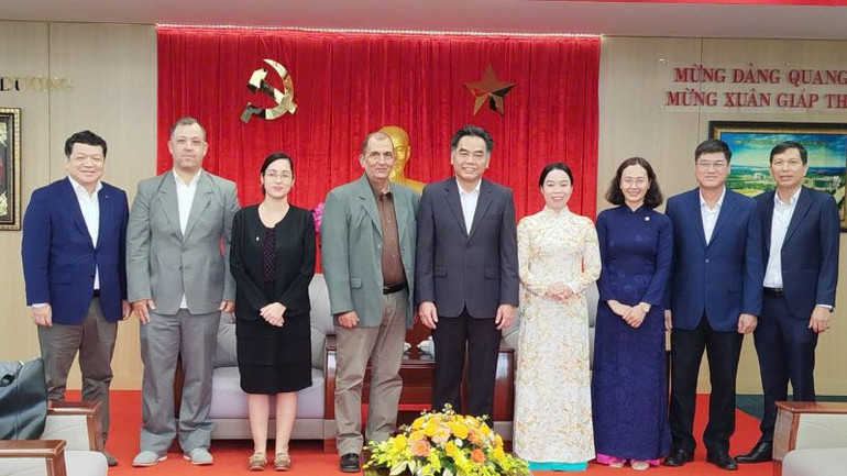 Đoàn công tác Báo Granma chụp hình lưu niệm với lãnh đạo tỉnh Bình Dương và các đại biểu.