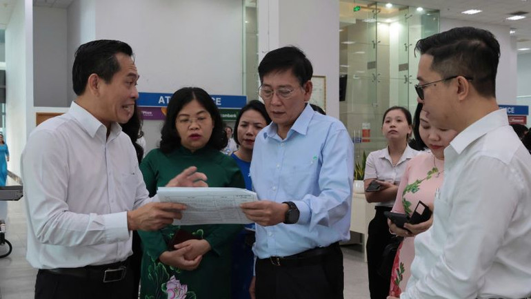 Lãnh đạo tỉnh Bình Dương và các đại biểu nghe đại diện Trung tâm Phục vụ hành chính công một cấp giới thiệu danh mục thủ tục hành chính thực hiện phi địa giới hành chính.